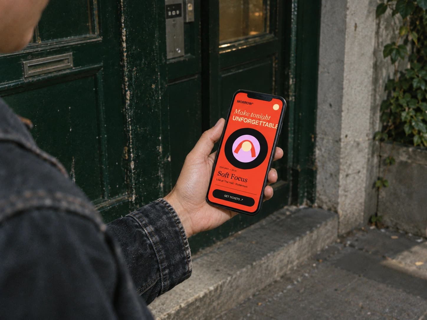 Het mobiele websiteontwerp van Morrow op een telefoon in de hand
