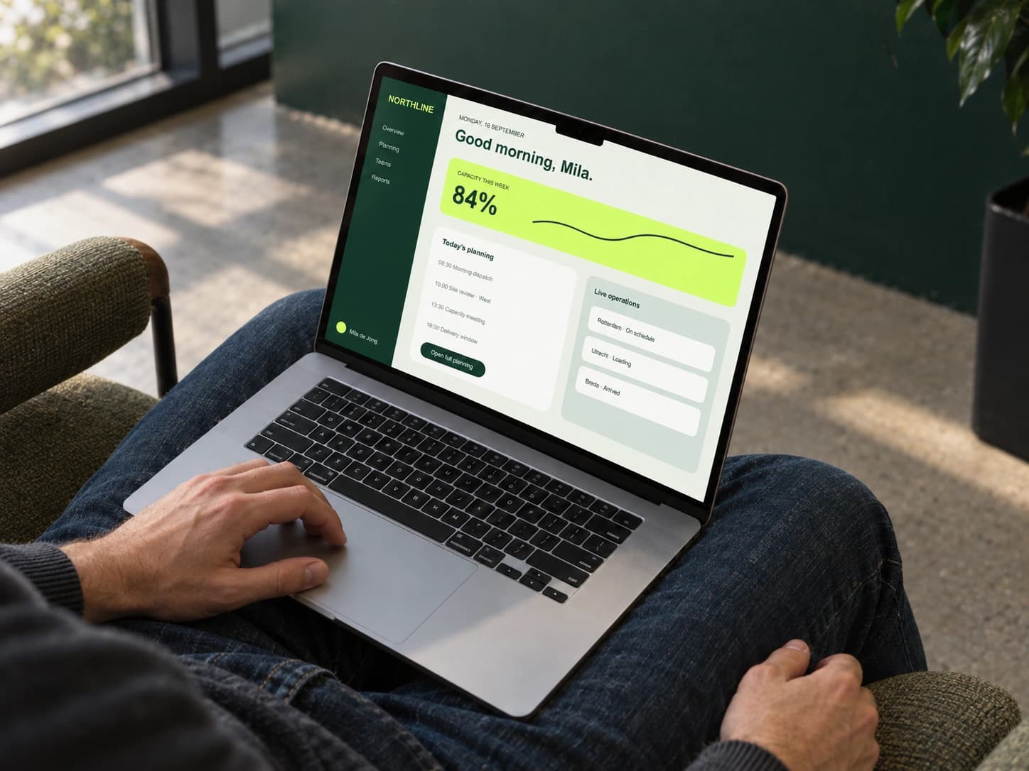 Northline-dashboard in gebruik op een laptop op schoot, schuin van boven gefotografeerd